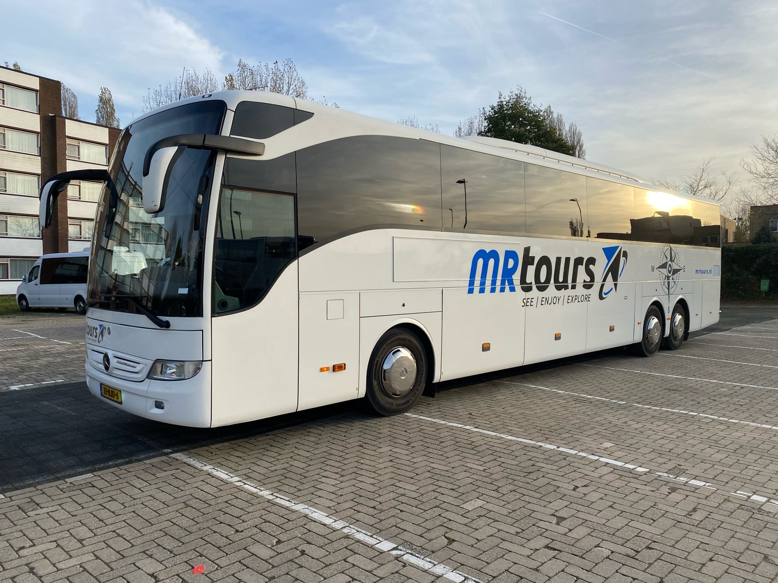 DriveMe touringcar van MR Tours voor groepsvervoer bij bedrijfsuitjes met teams groter dan 27 personen
