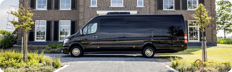 Huur een luxe minibus voor het vervoer van een kleine groep