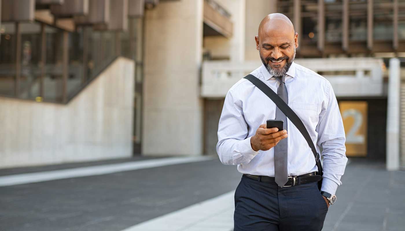 Passenger met telefoon DriveMe