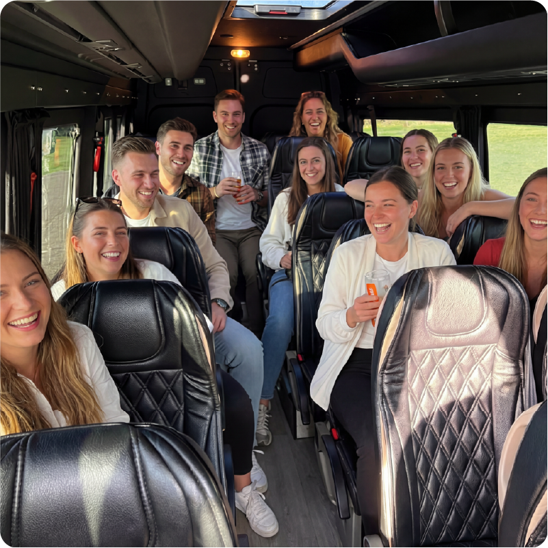 Minibus passagiers vriendengroep